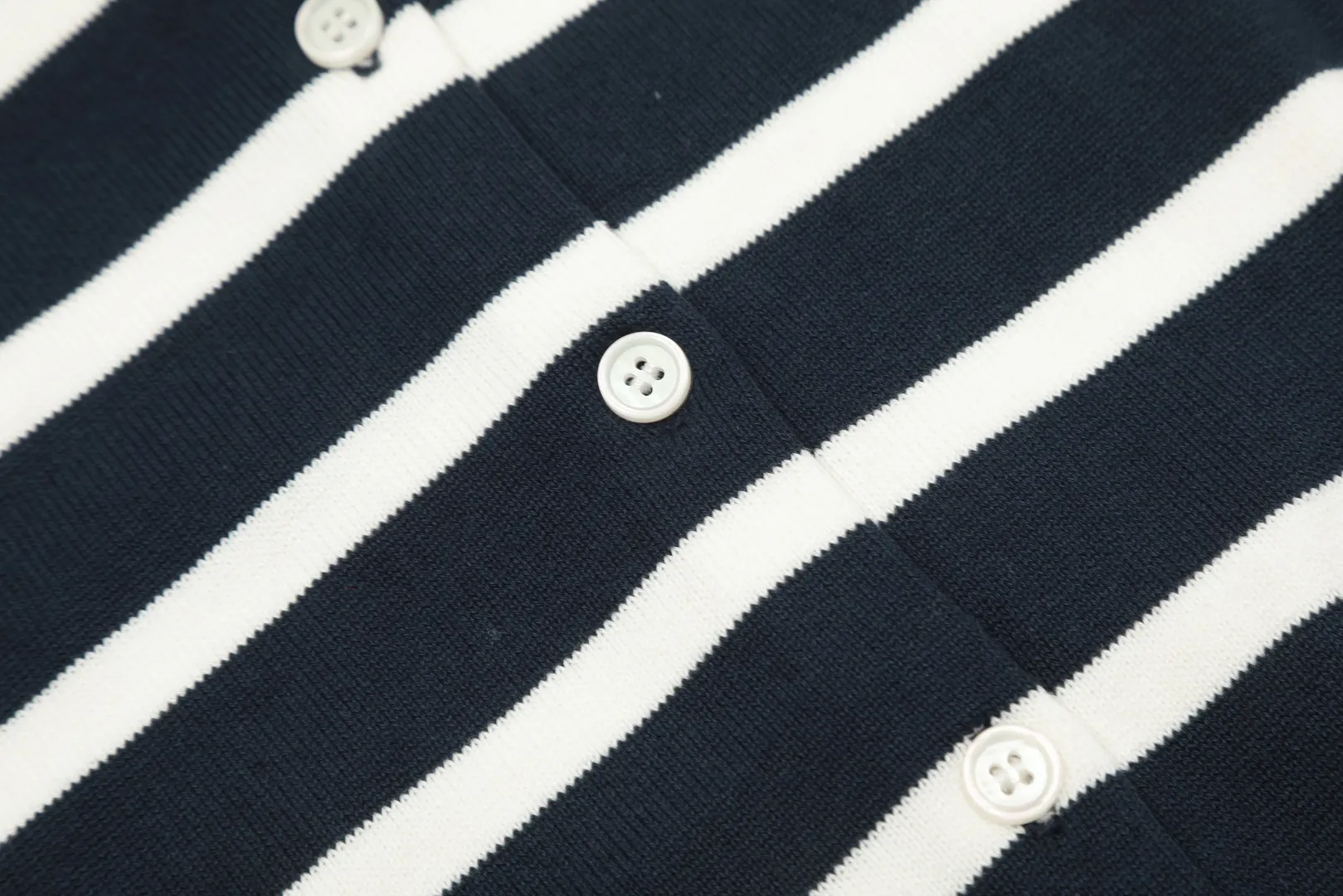 P190 Top quality" Style number: DS011# [Ralph Lauren jacquard striped round neck basic pony embroidered logo knitted cardigan long sleeves] ✅Ralph Lauren Ralph Lauren classic basic versatile plain striped jacquard knitted cardigan long-sleeved small jacket ✅Main provider of platform live broadcast wholesale entity ✅ZP quality 1:1 pattern making Scan the code to enter the GF website Counter quality ✅Detailed quality The only one in Guangzhou Imported quality cotton yarn Mainly high-end Cost-effective, good quality, needless to say. ✅The version is restored to the original one. Loose, comfortable and stress-free. Simple is high-end. Classic is timeless. ✅The upper body is simple and easy to match. A must-have for goddess ootd. Good-looking clothes are never picky. A must-have in the goddess’ wardrobe. Size: S-XL. Color: Navy Blue Red.